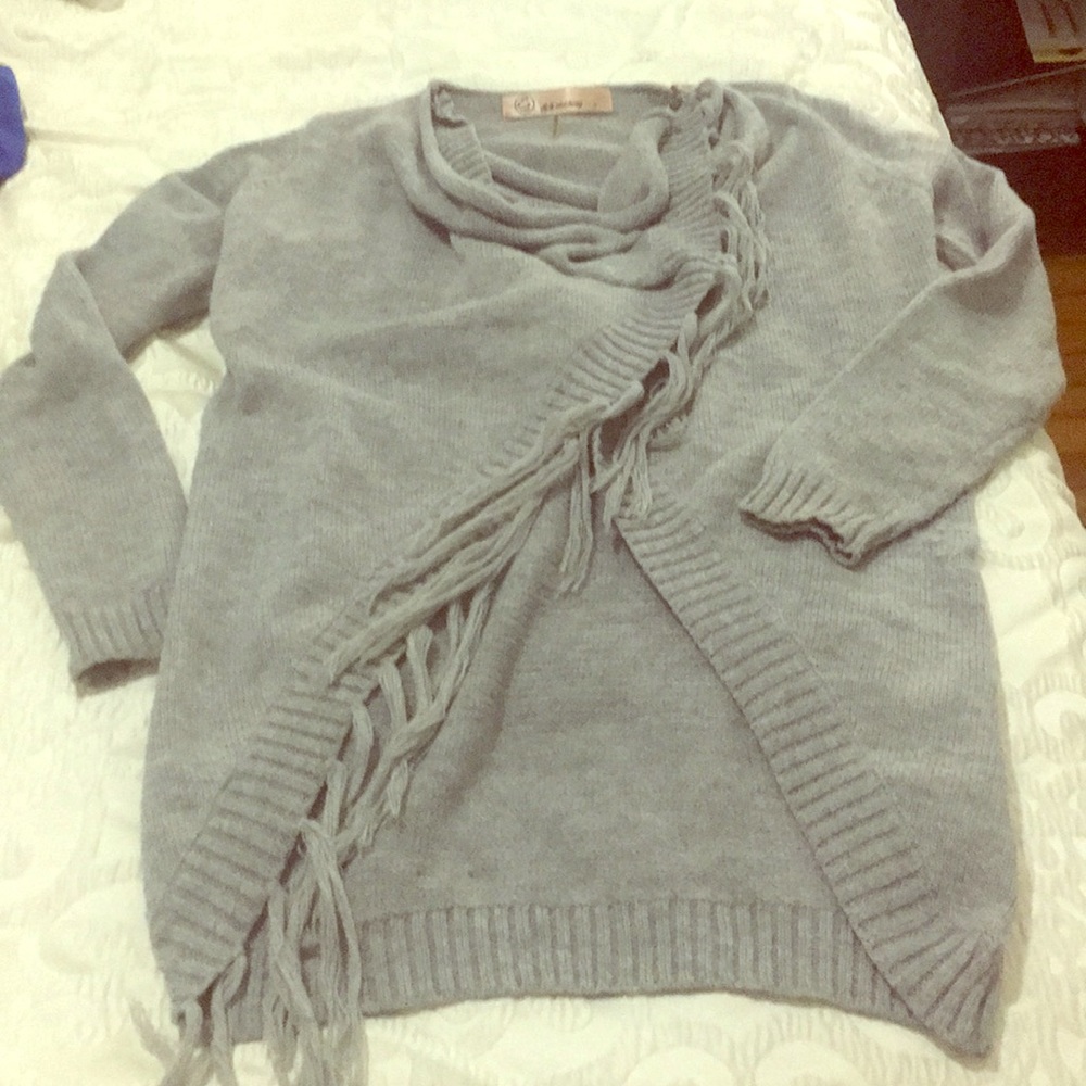 Gray tassel asymmetrical hem shawl.